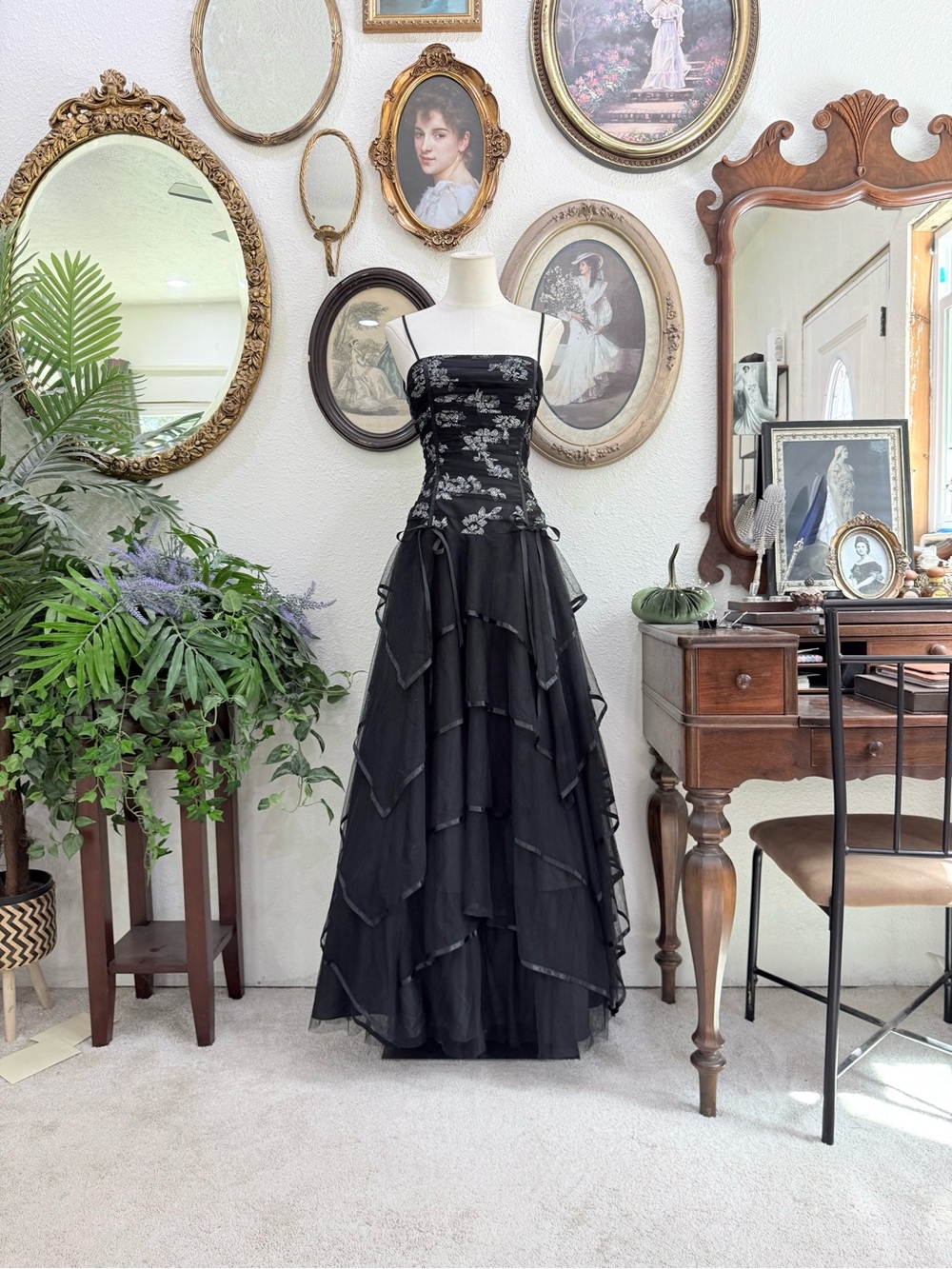Elegant Black Tiered Evening Dress with Floral Embroidery